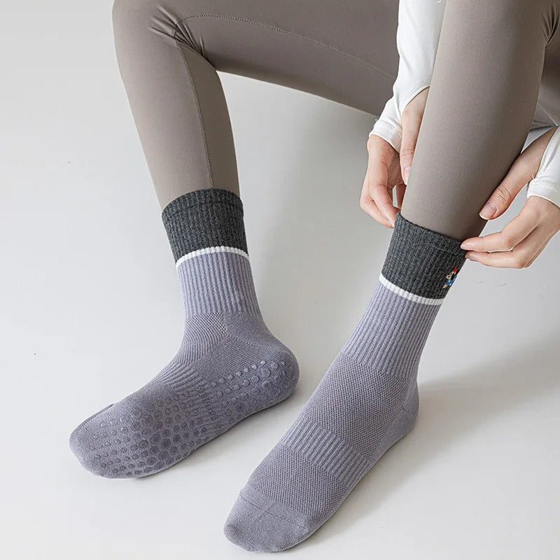chaussette de pilates brodée gris