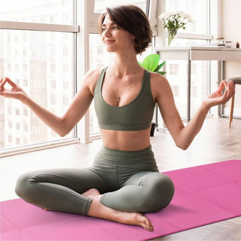 femme en legging taille haute faisant exercice yoga a son domicile - accesoires yoga pilates