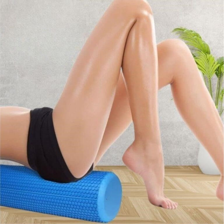 rouleau de massage mousse bleu mouvements va et vient pour stimuler circulation